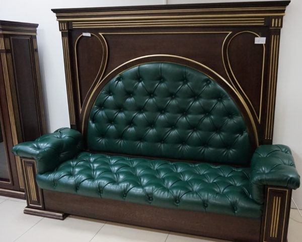 Императорский диван с отделкой натуральной кожей